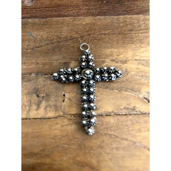 VTG. 90s Oxidized Sterling Silver Cross Charm, beautifully crafted, stamped 925 - Picture 3 of 4